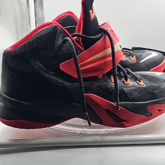 G Nike Lebron Zoom Soldier VIII 8 Black and Red Sz. 7 Y (Big Boy) 653645-006 - Picture 5 of 12